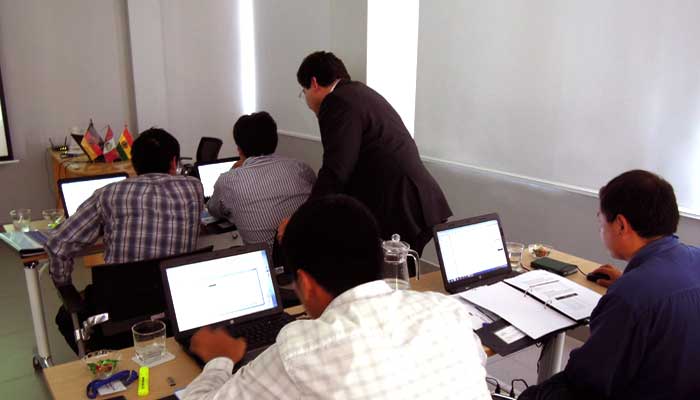 Manuel asiste a los participantes al curso
