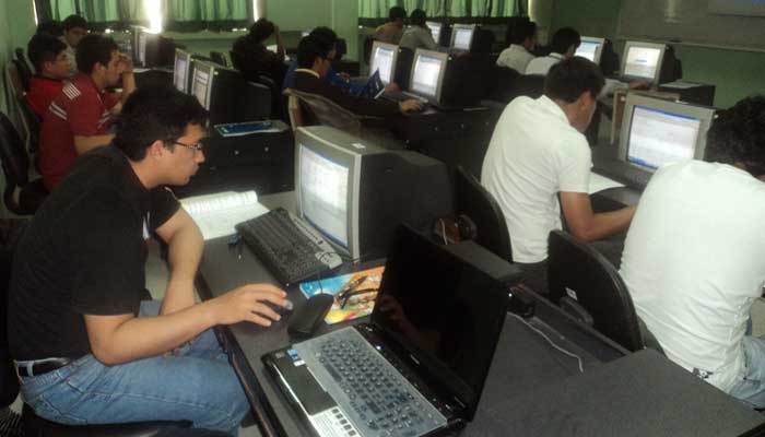 El primer grupo trata de resolver los ejercicios 